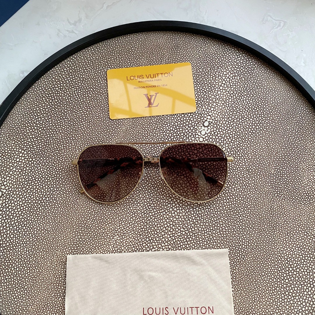 L0visVvtt0n Sunglasses