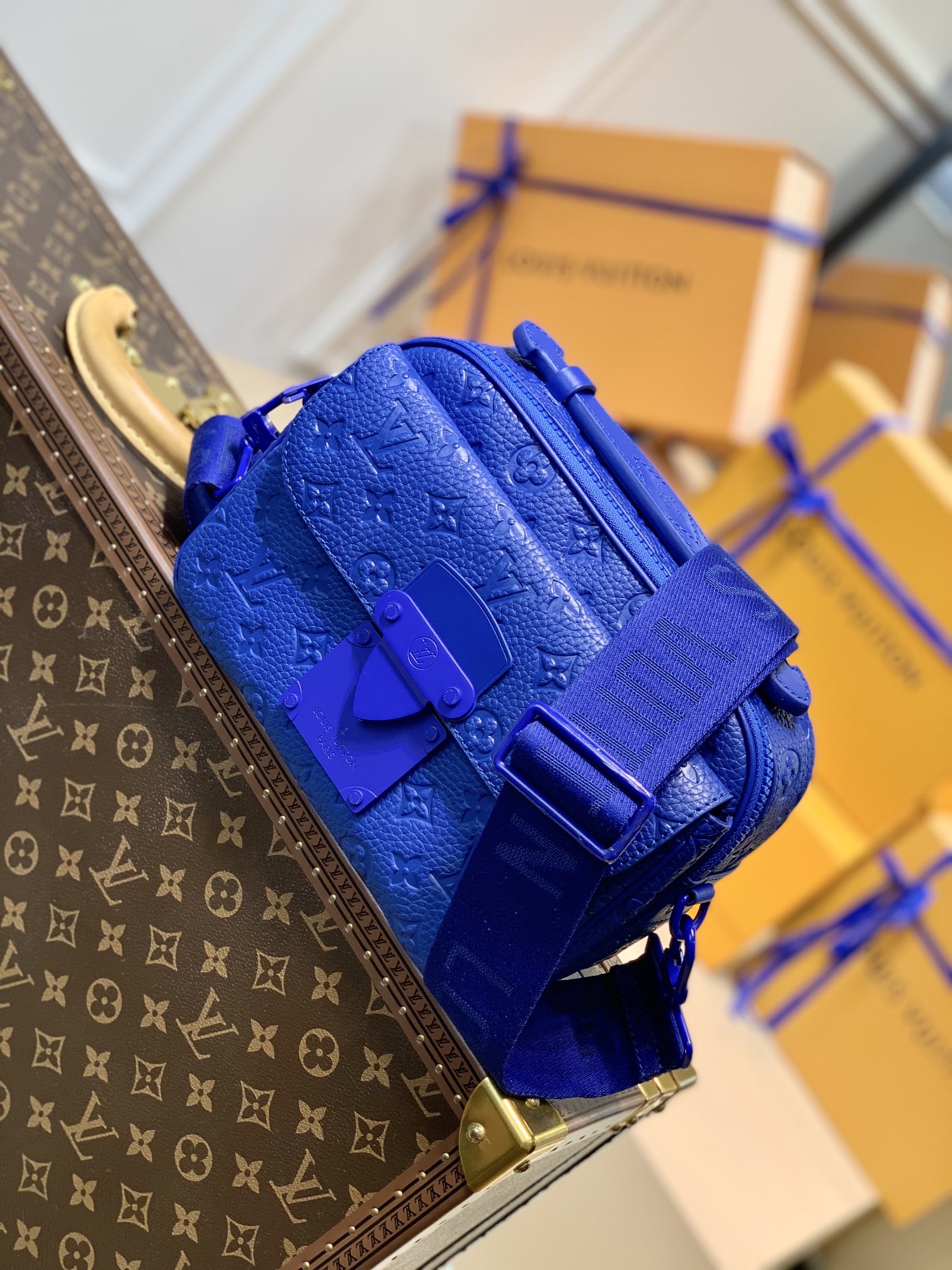 S LOCK SLING BAG