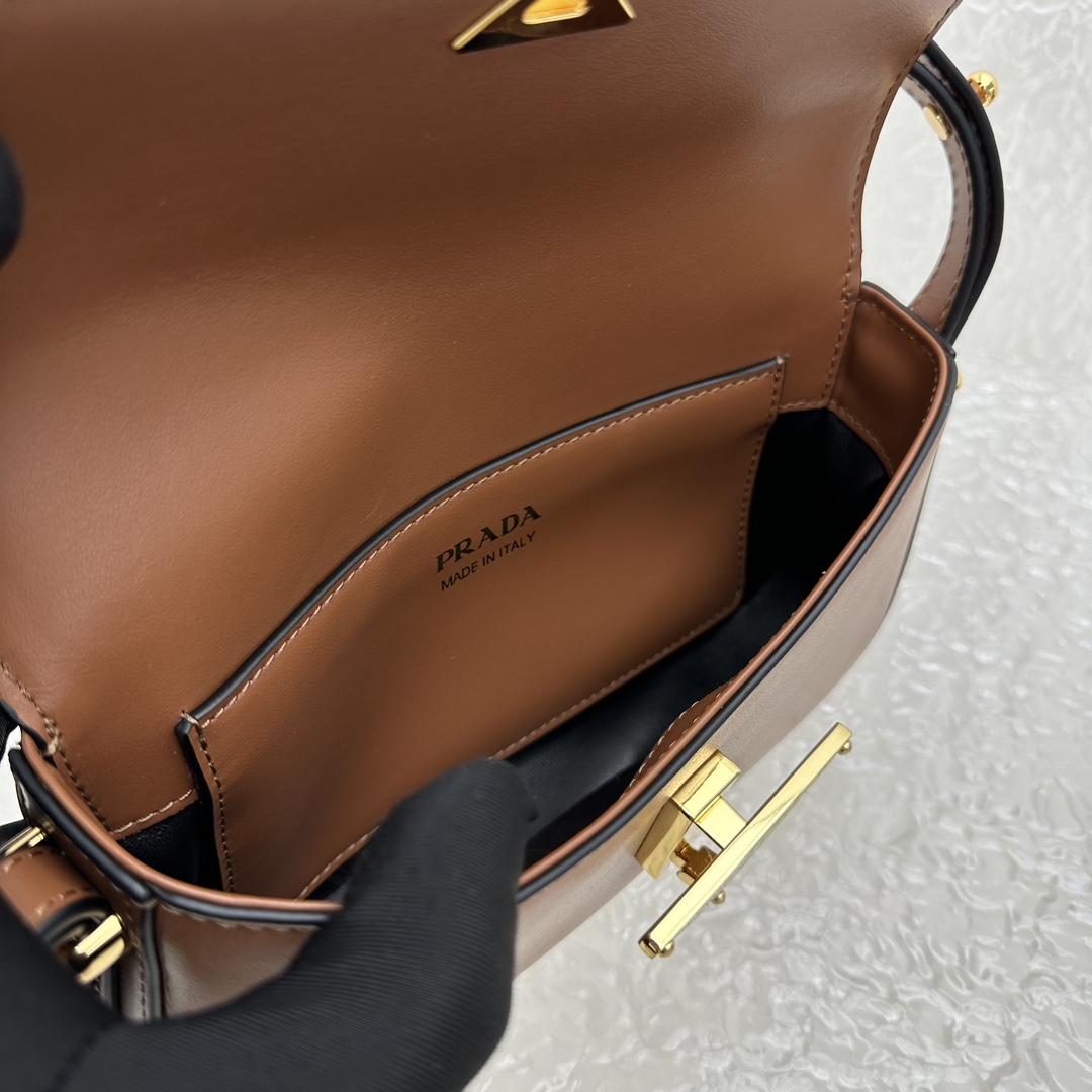 Pra*a Saffiano bag
