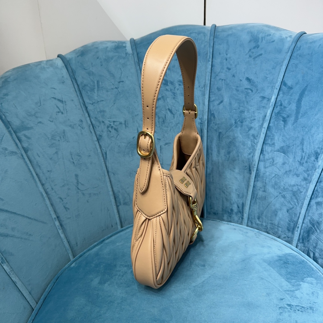 M1um1u Hobo bag