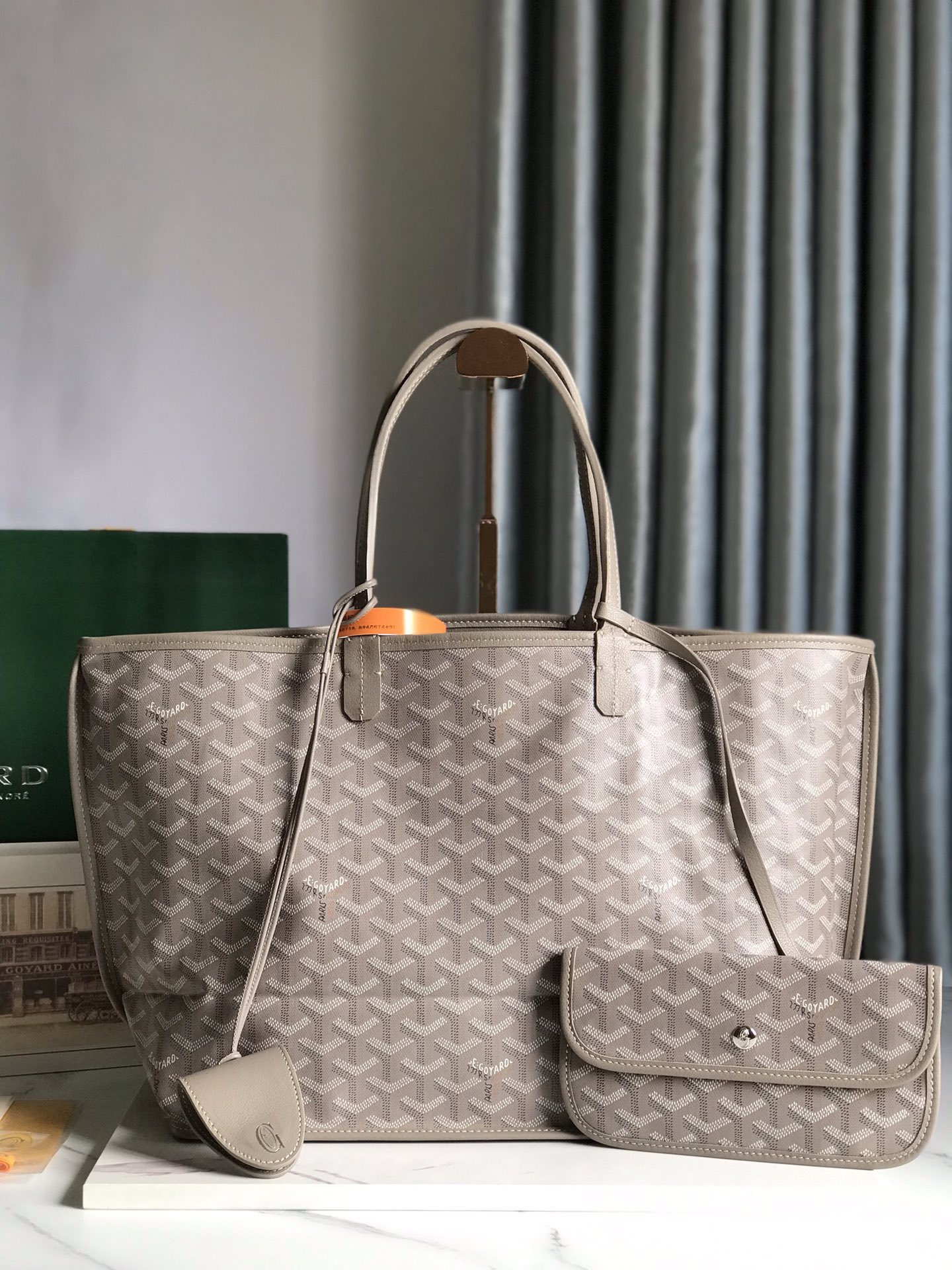 G09ard Reversible Anjou Tote MM