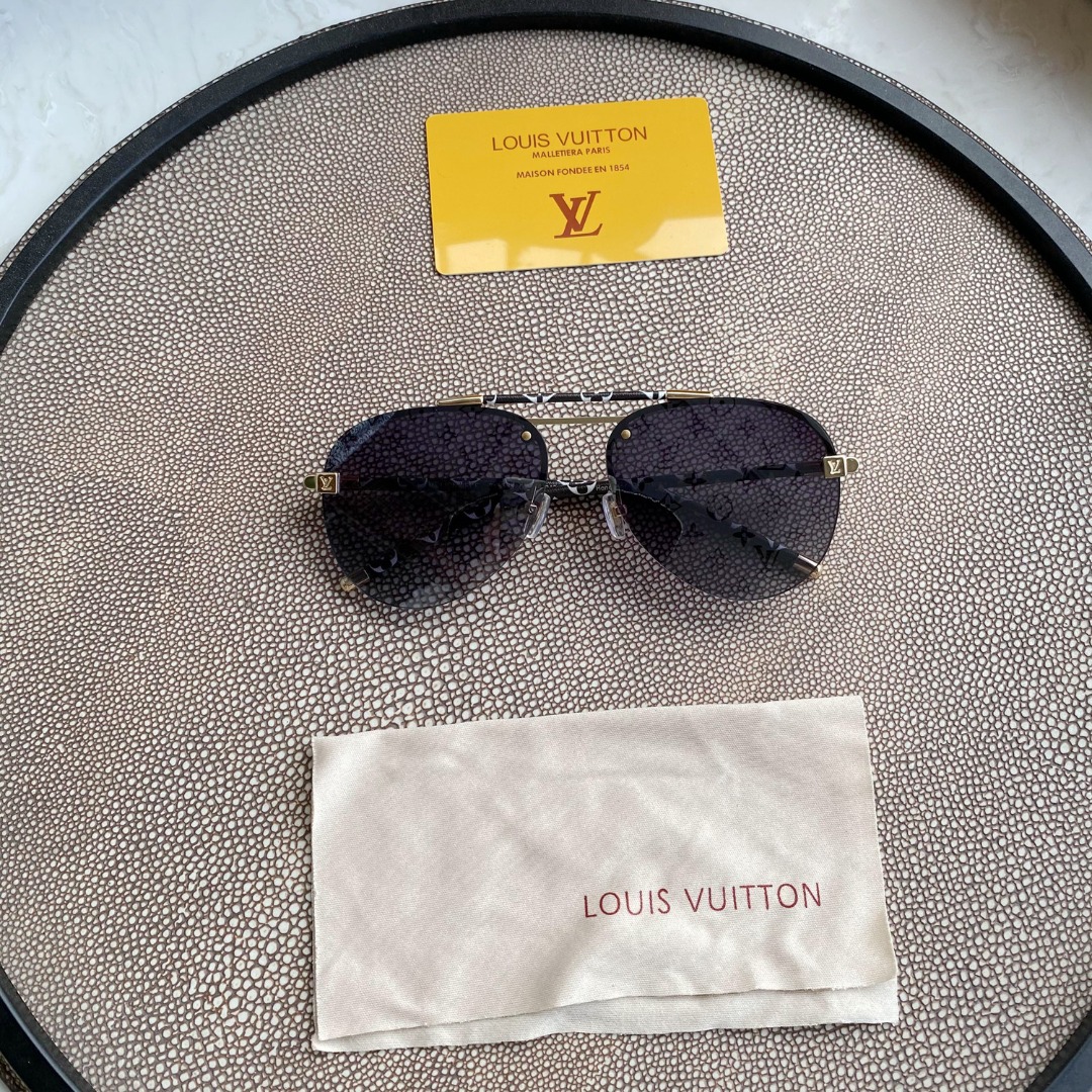 Pink Gradiant Monogram Stem Aviators