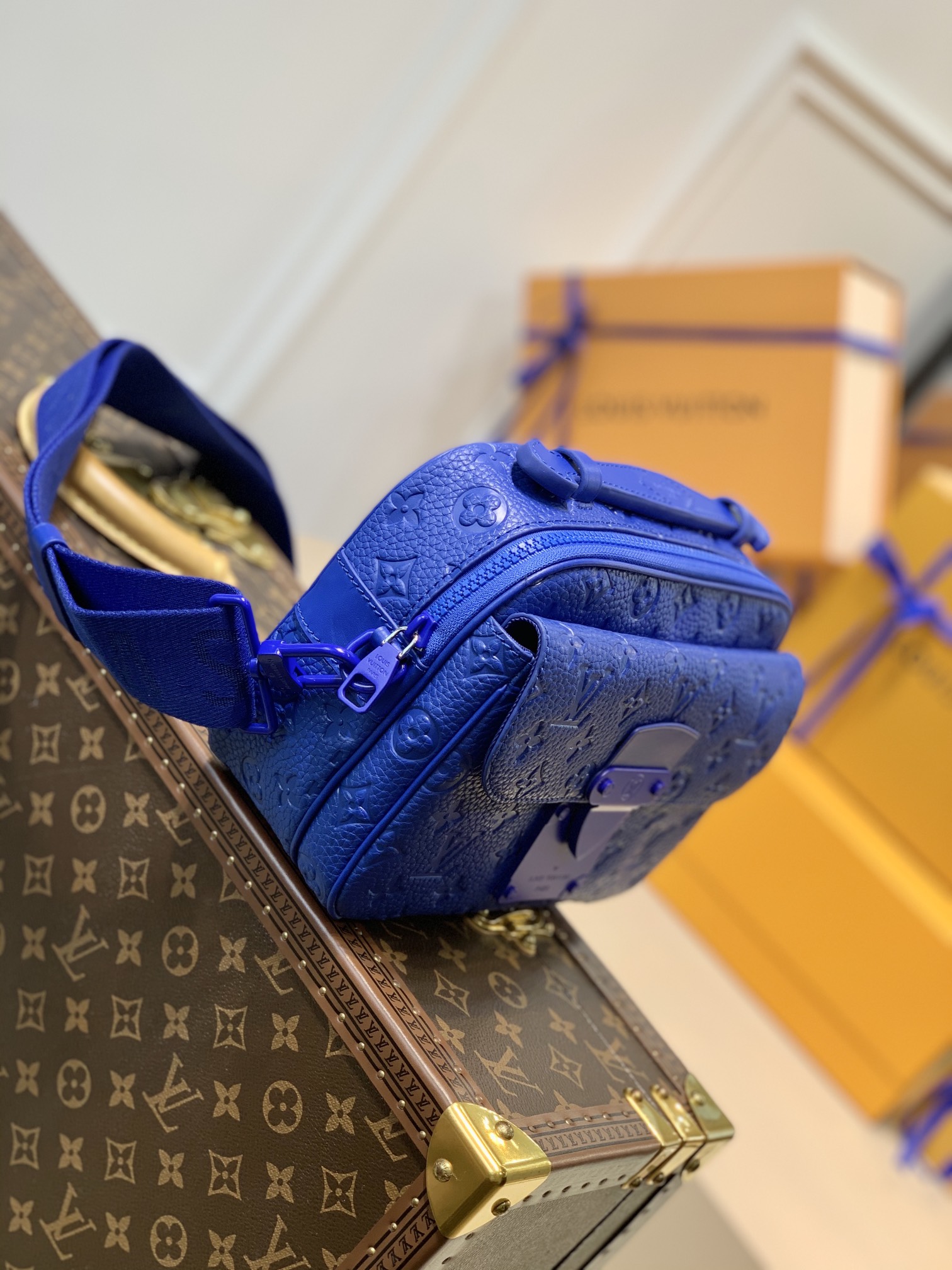 S LOCK SLING BAG