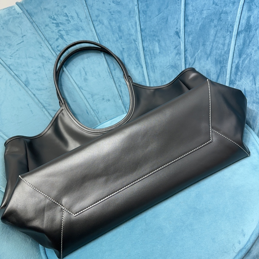 M1um1u Hobo bag