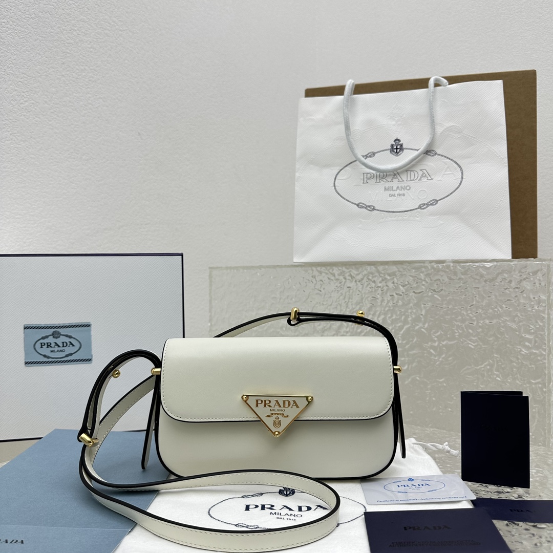 Pra*a Saffiano bag