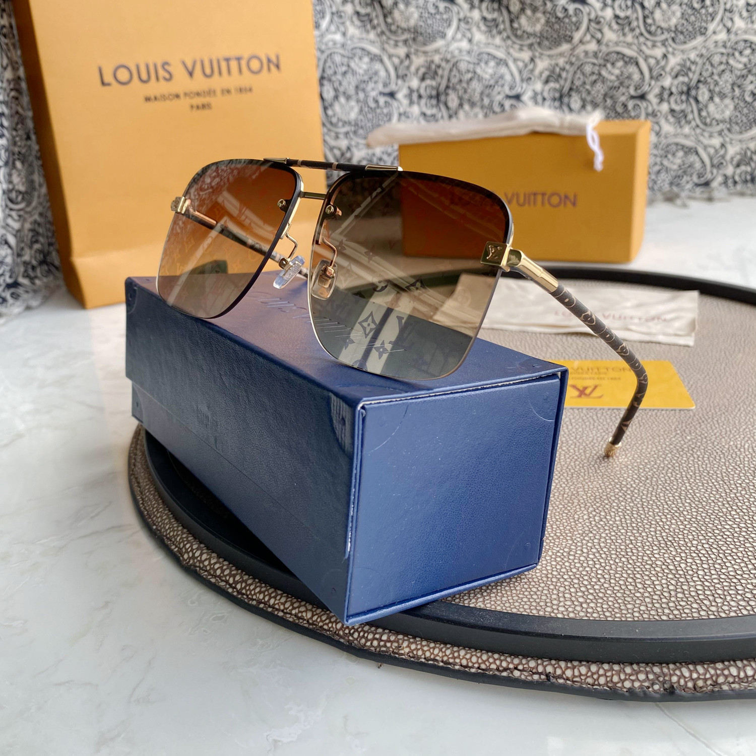 LV GOLD AVIATOR SUNGLASSES