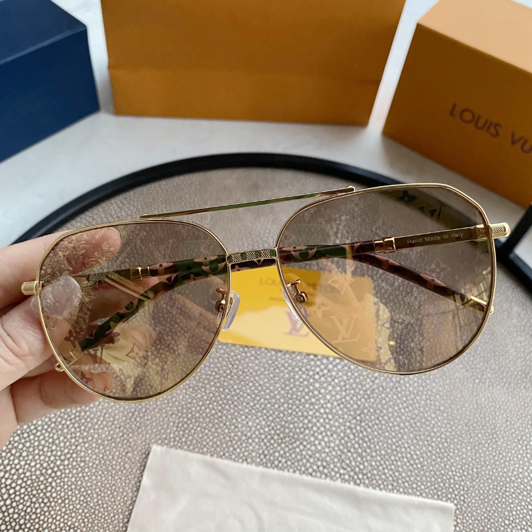 L0visVvtt0n Sunglasses