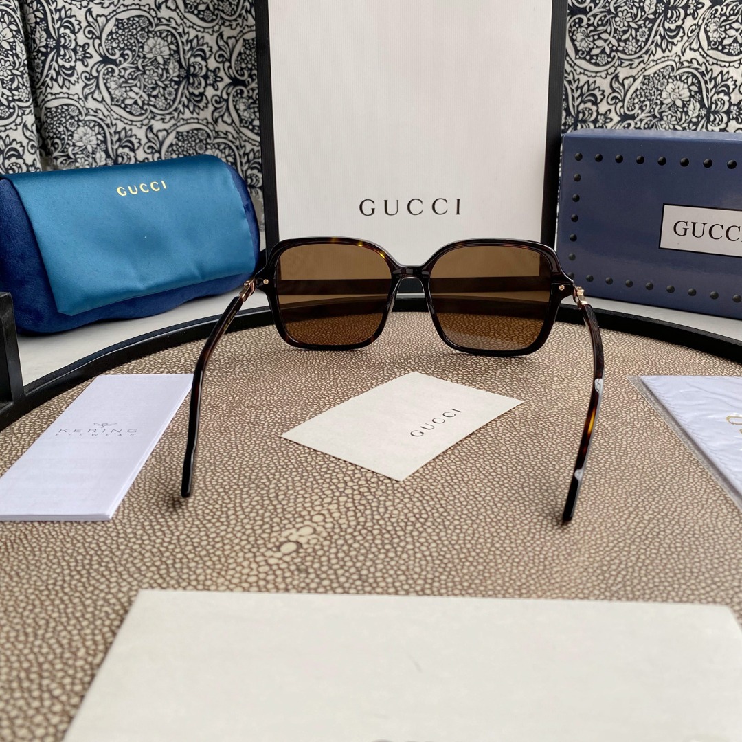 RECTANGULAR FRAME SUNGLASSES