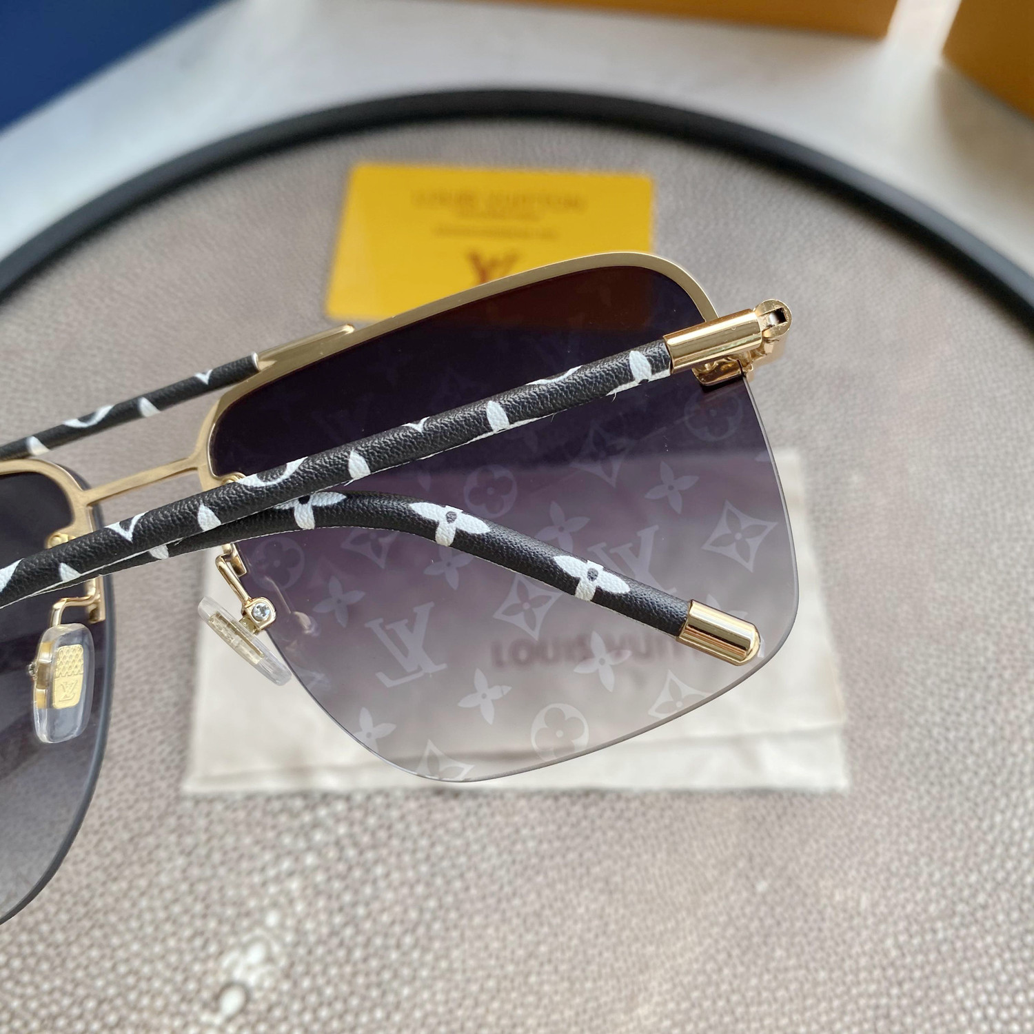 LV GOLD AVIATOR SUNGLASSES