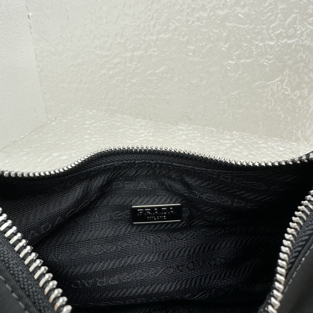 Prad𝚊 nylon Hobo