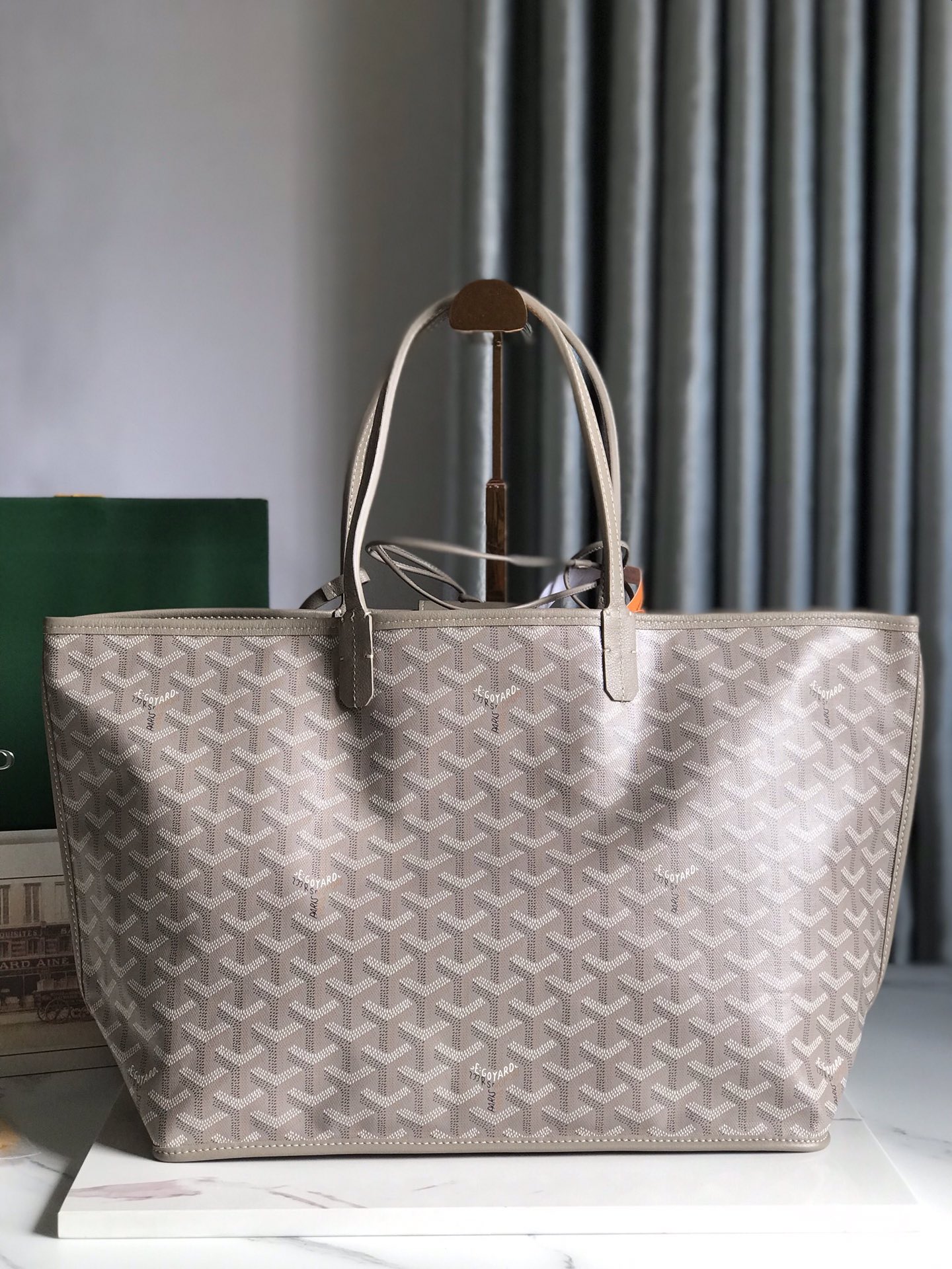 G09ard Reversible Anjou Tote MM