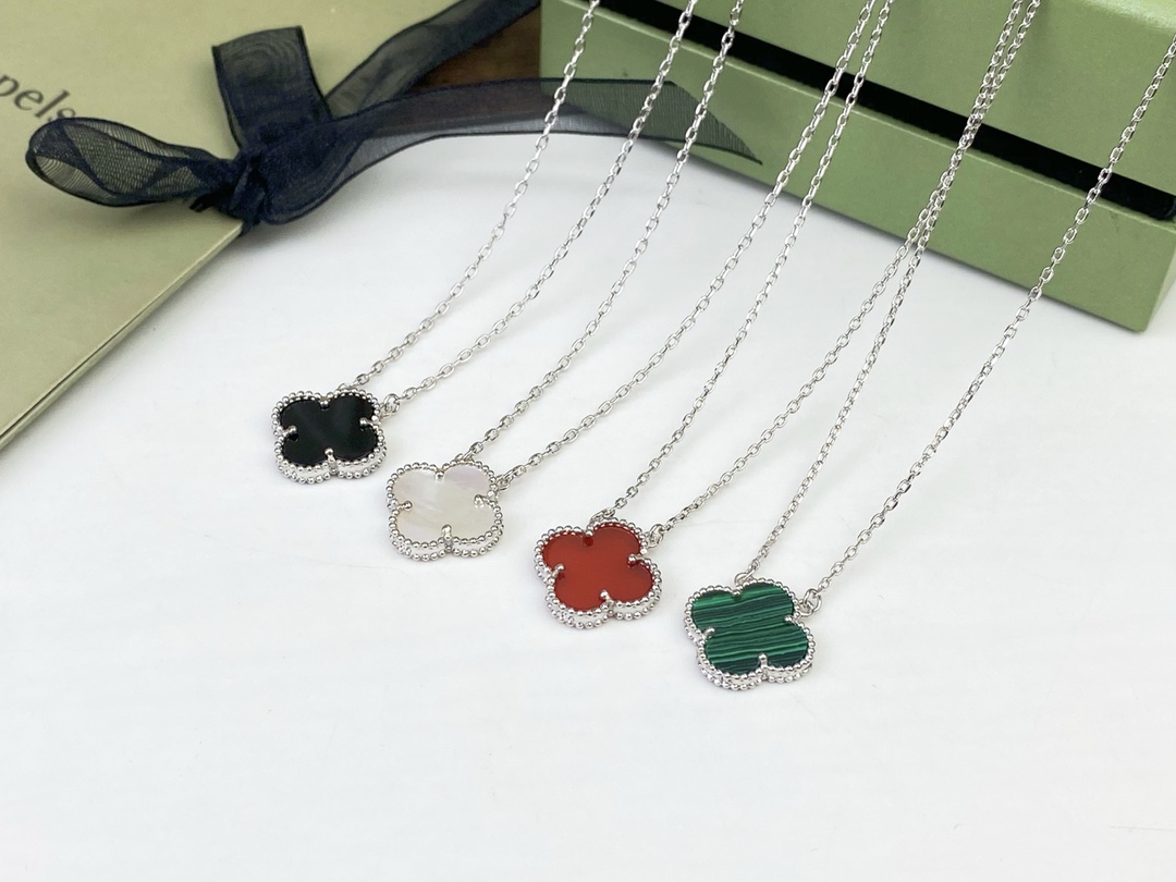 V*n Cl**f Vintage Alhambra Necklace