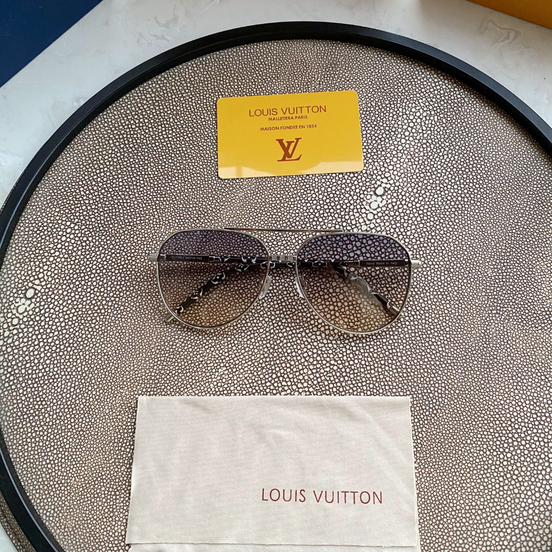 L0visVvtt0n Sunglasses