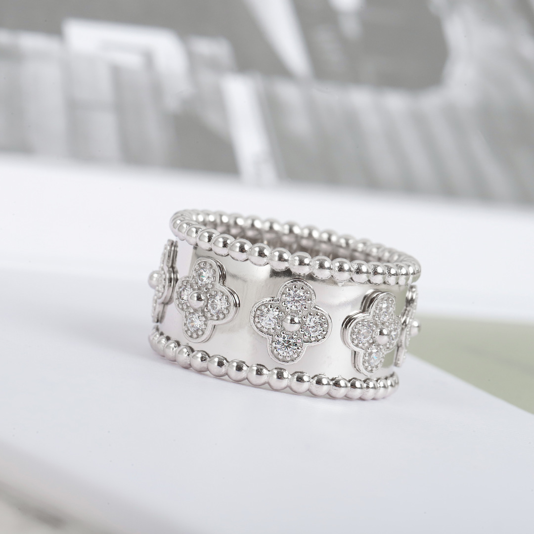 V*n Cl**f Perlée Ring