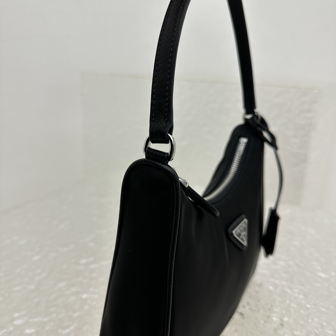 Prad𝚊 nylon Hobo