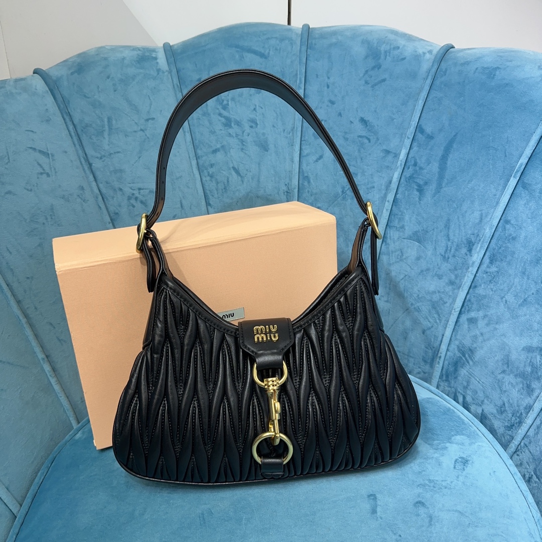 M1um1u Hobo bag