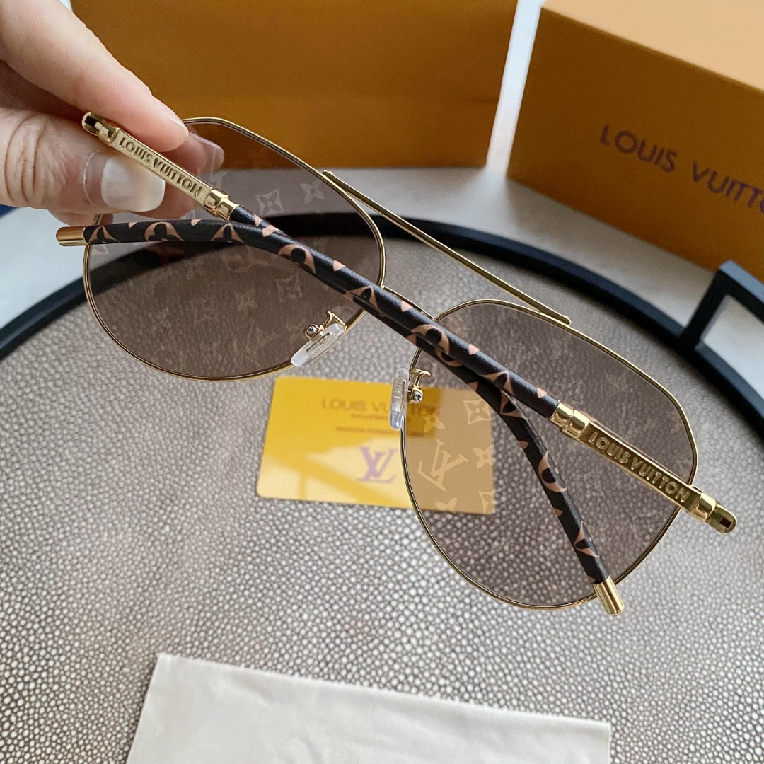 L0visVvtt0n Sunglasses