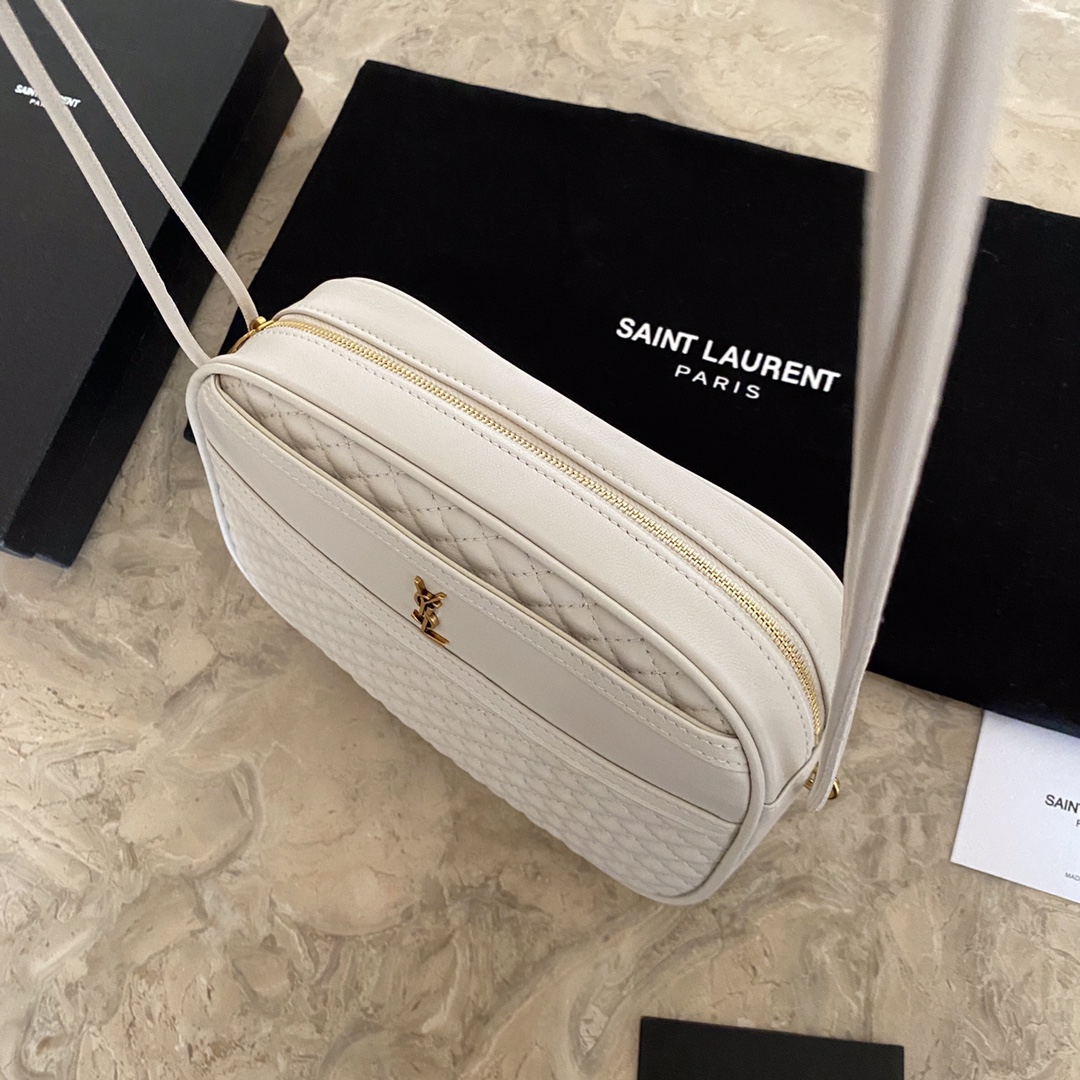 VICTOIRE CAMERA BAG IN QUILTED LAMBSKIN