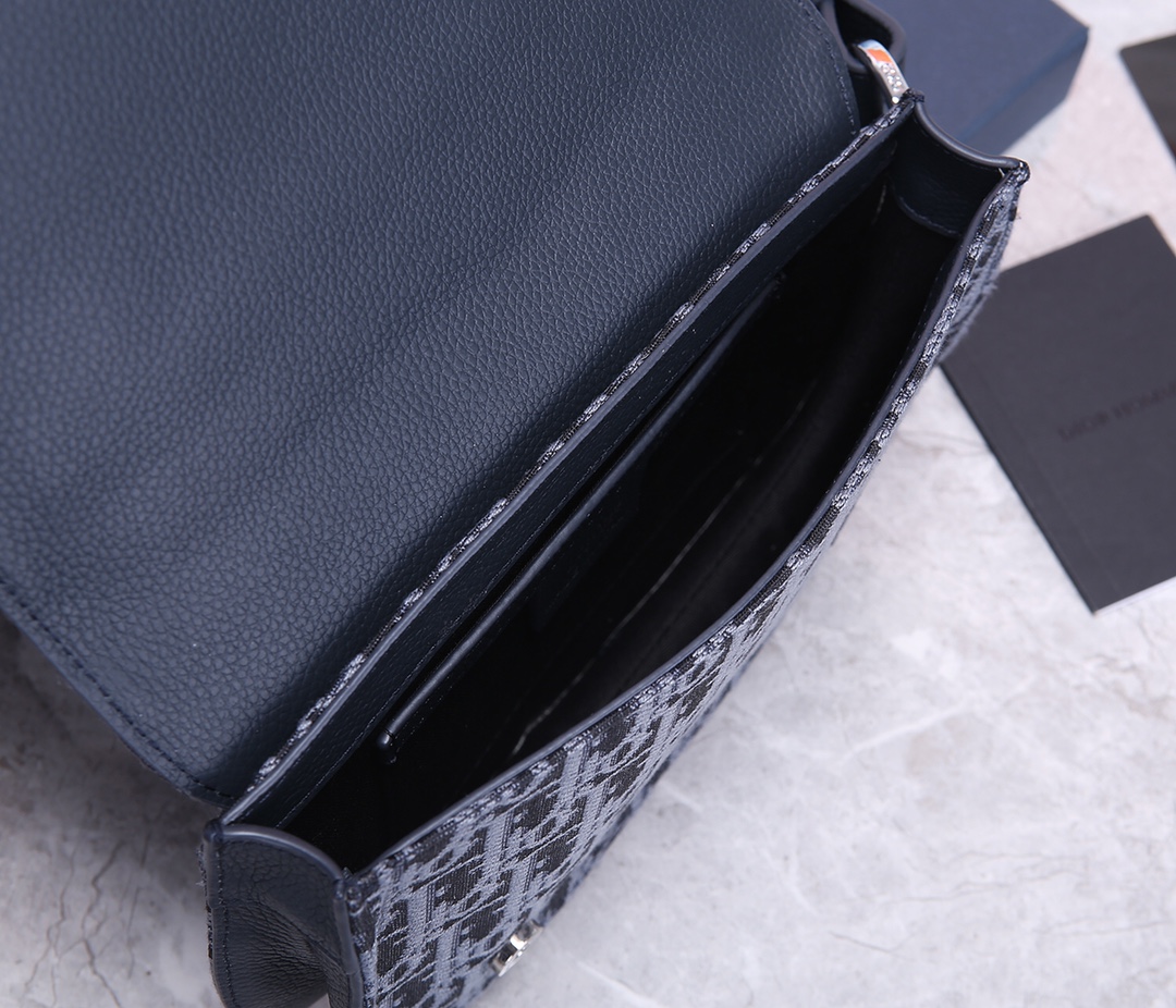 D10r Saddle Man’s Bag