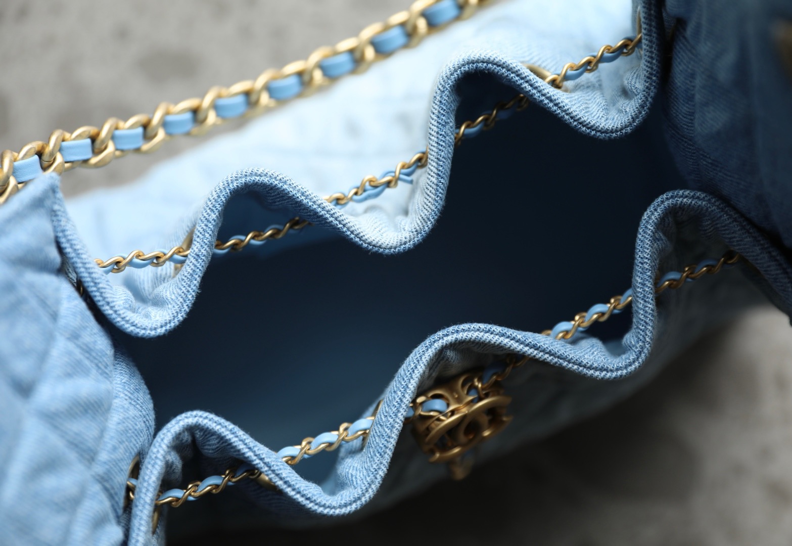 Ch**el 25 MEDIUM HANDBAG
