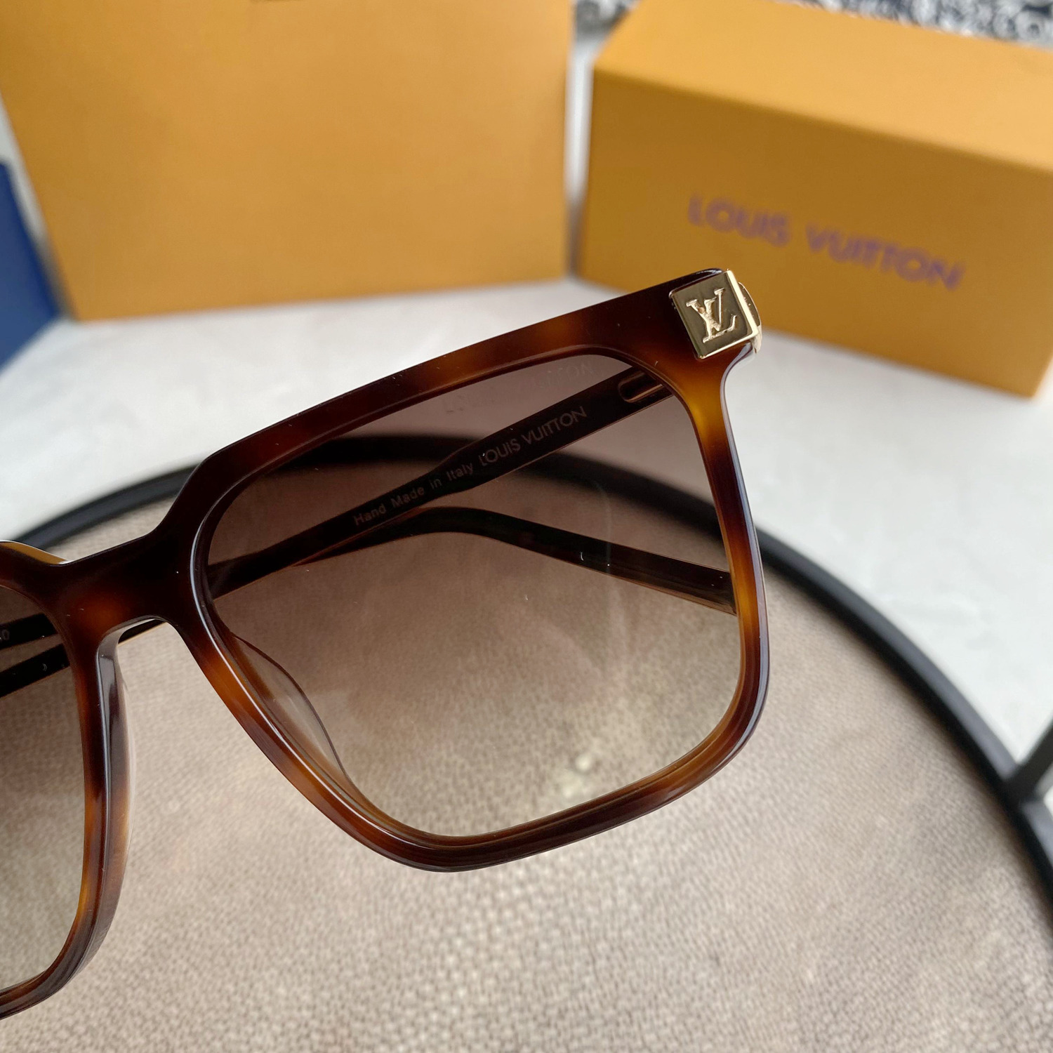 L0vis Vvtt0n | rise square sunglasses