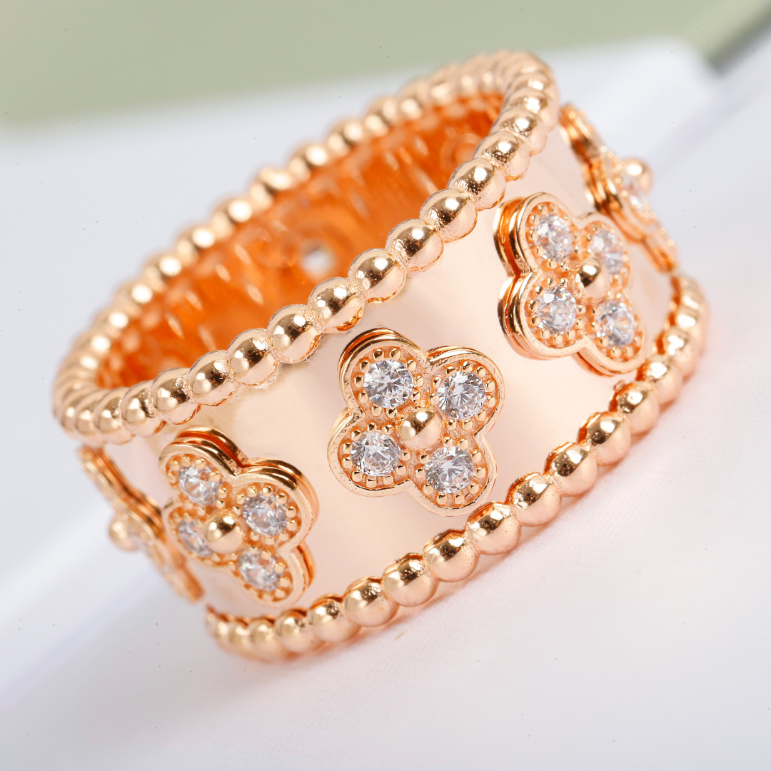 V*n Cl**f Perlée Ring