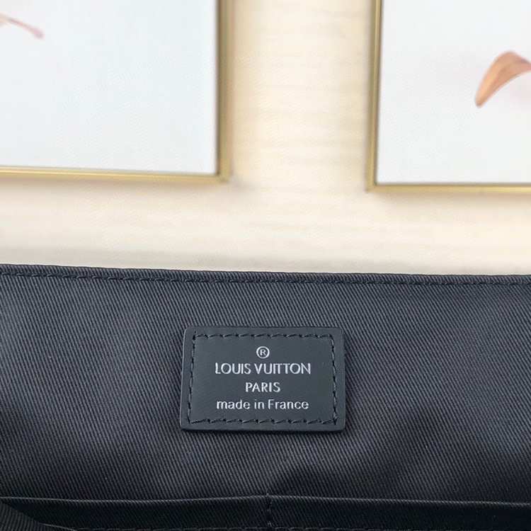 L0vis Vvtt0n Monogram Eclipse Messenger PM