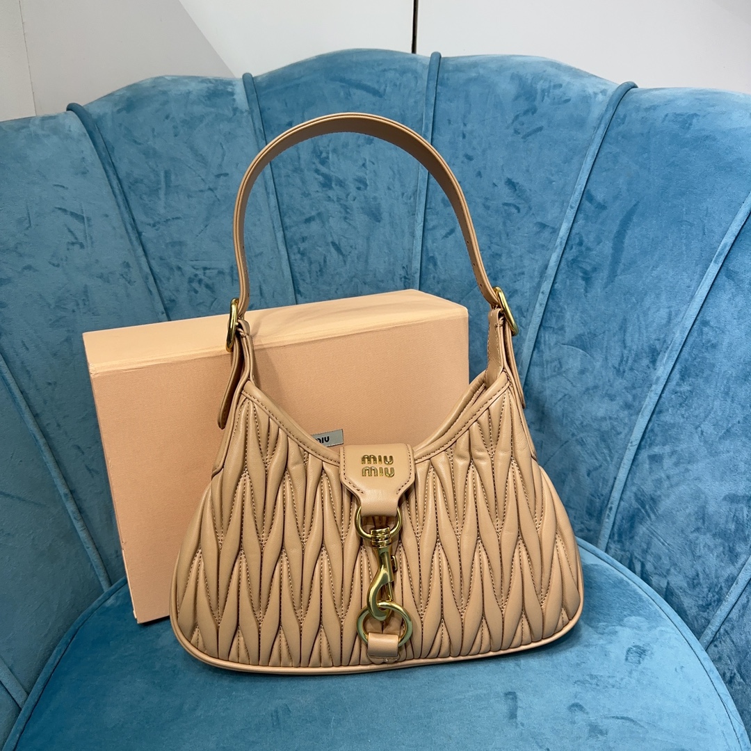 M1um1u Hobo bag