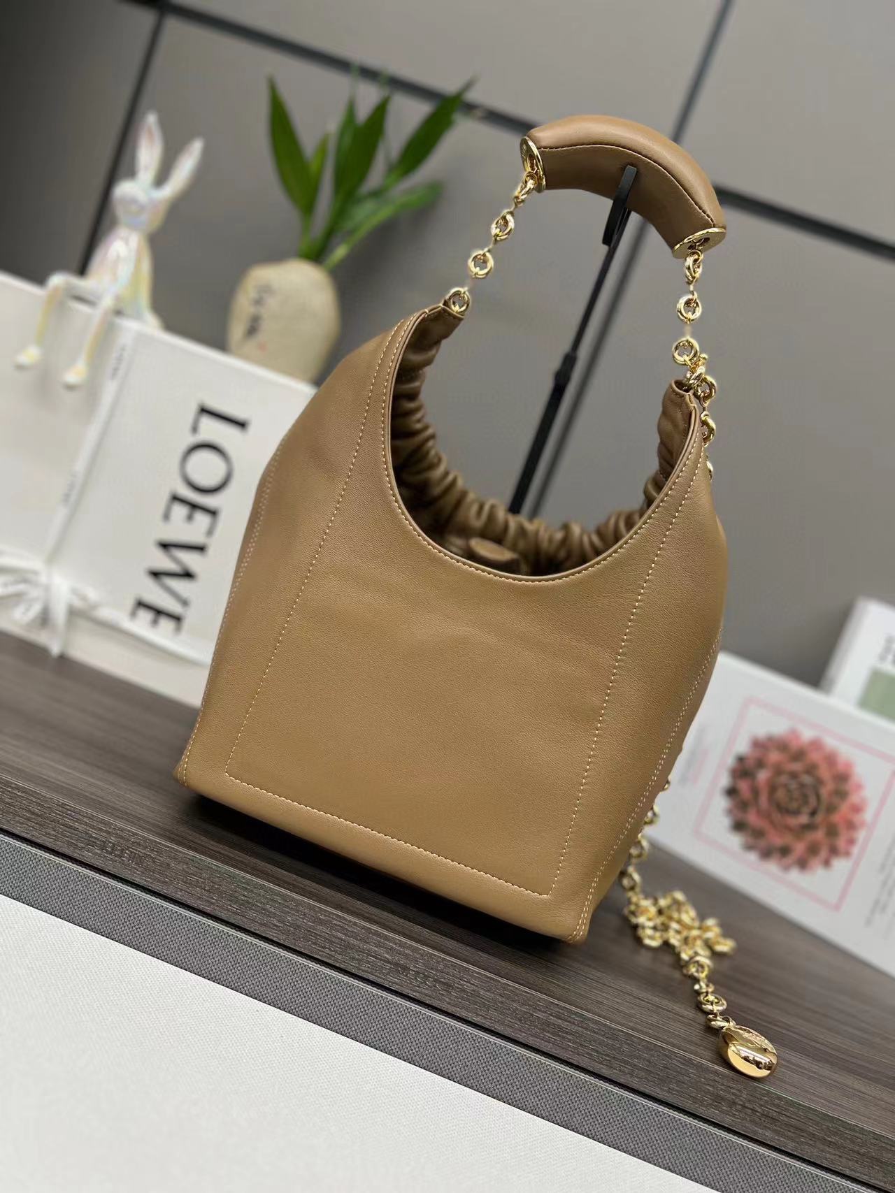 L0ew* Medium Squeeze bag in nappa lambskin