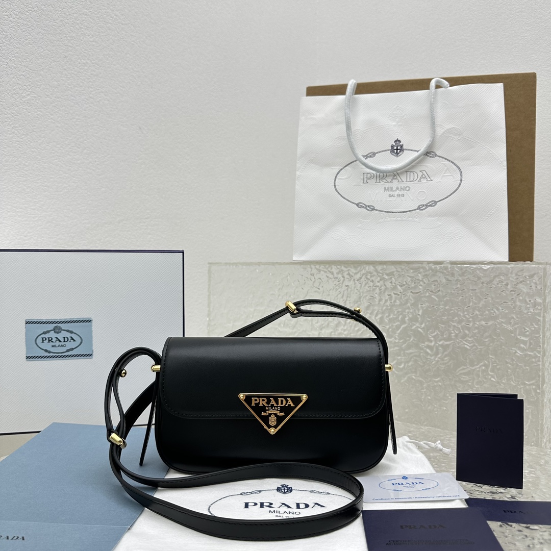 Pra*a Saffiano bag