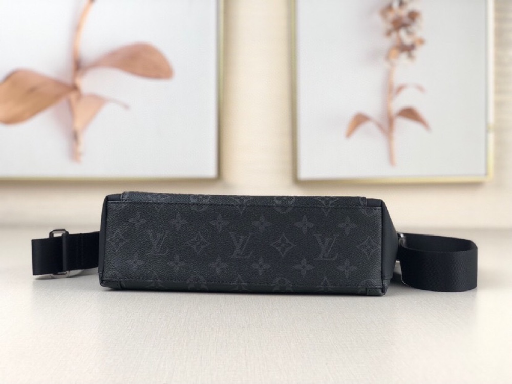 L0vis Vvtt0n Monogram Eclipse Messenger PM