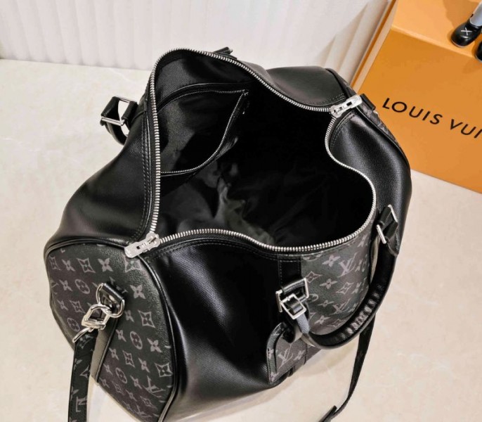 L0vis Vvtt0n Taiga Leather Keepall Bandouliere 50 Travel Bag In Black