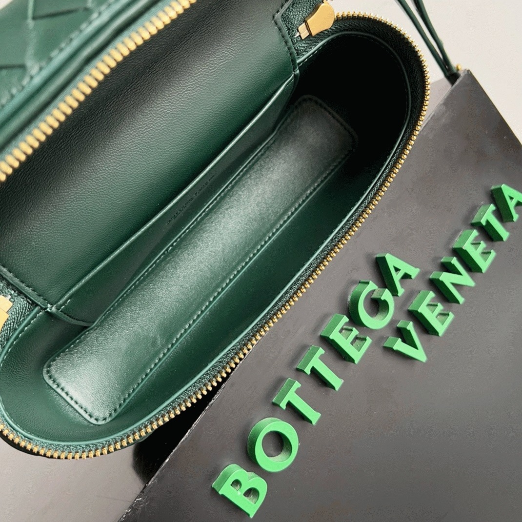 Fake B0tt*ga Ven*ta Bang Bang Vanity Case Green
