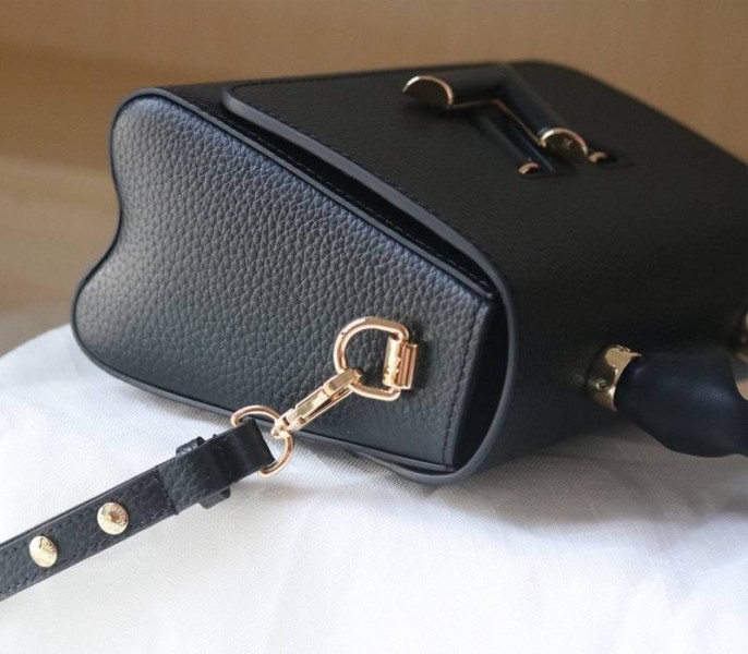 L0vis Vvtt0n Taurillon Leather Twist MM Scrunchie Handle In Black