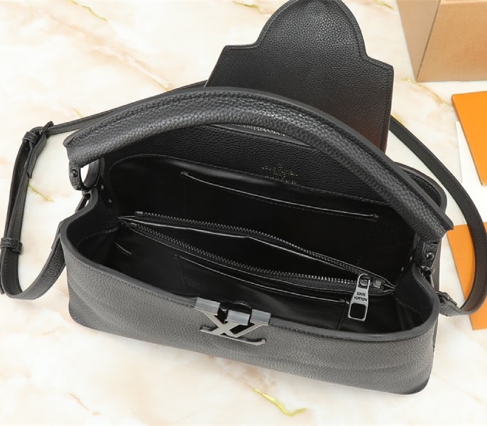 L0vis Vvtt0n Capucines East-West MM Handbag In All Black