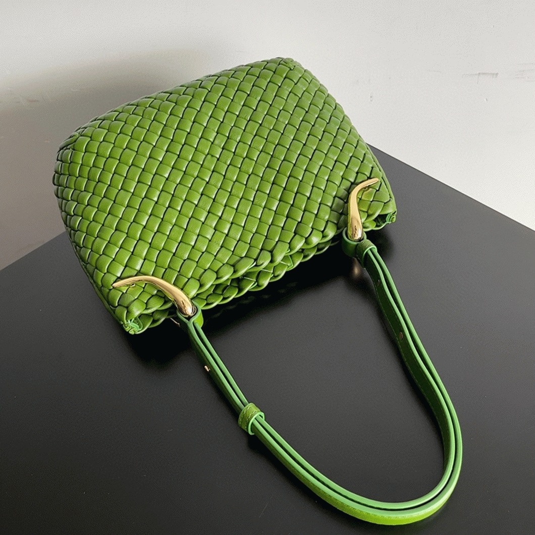 Fake B0tt*ga Ven*ta Clicker Small Bag Avocado