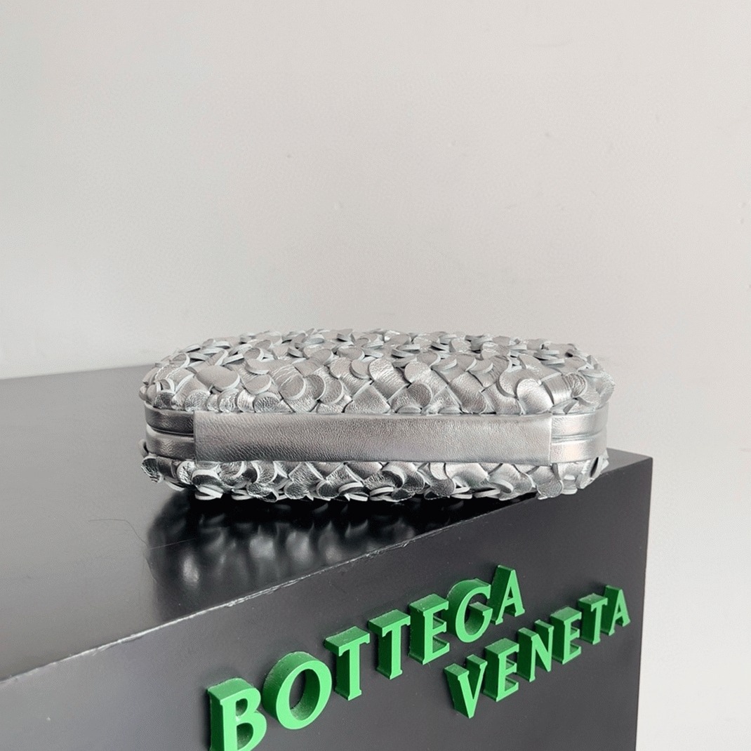 Replica B0tt*ga Ven*ta Knot Minaudiere Clutch Silver Sequins