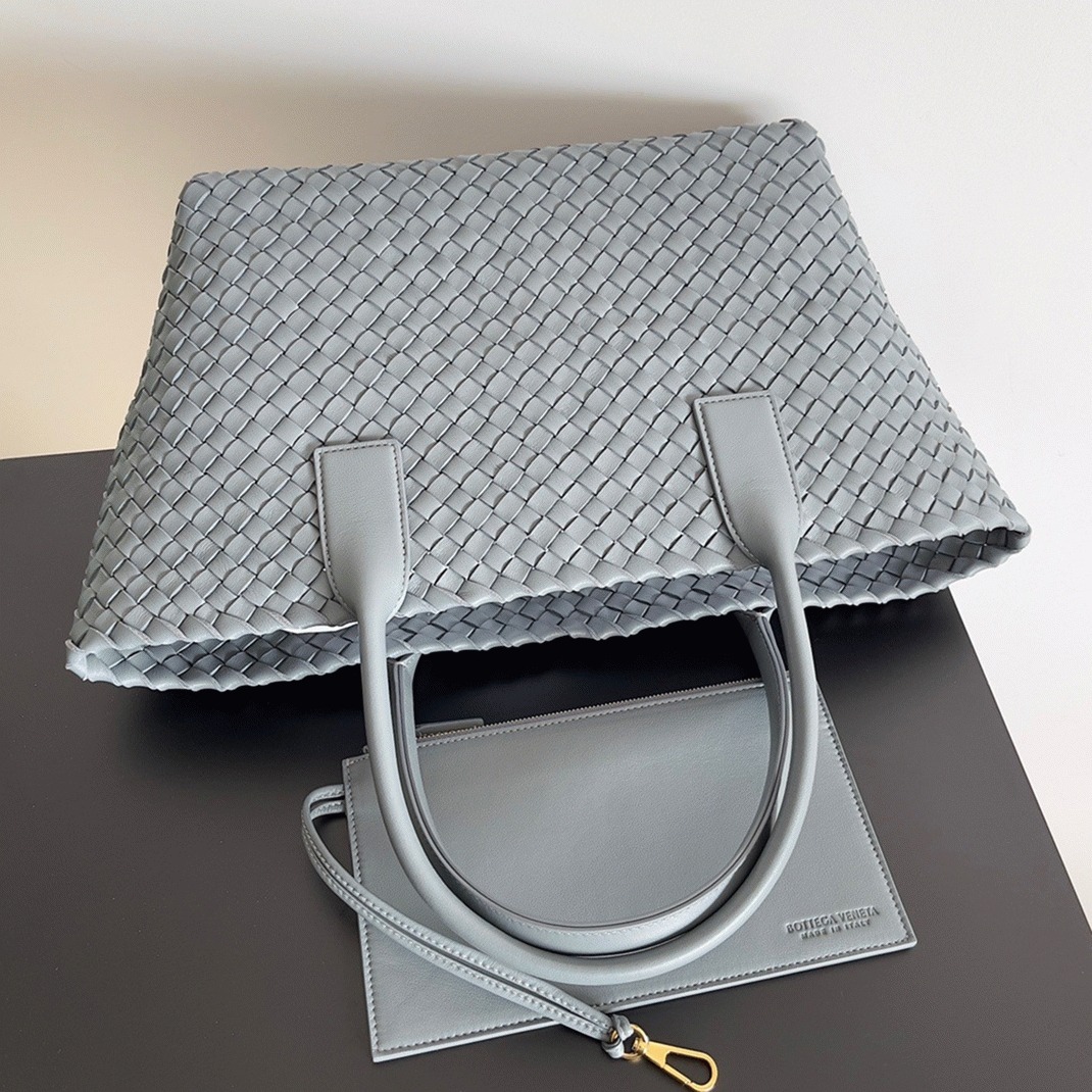 Top Quality Replica B0tt*ga Ven*ta Cabat Medium Bag In Thunder Intrecciato Lambskin