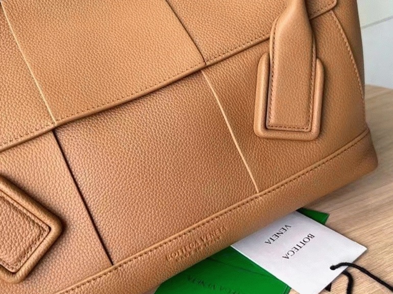 Top Quality Fake B0tt*ga Ven*ta Arco Medium Bag In Caramel