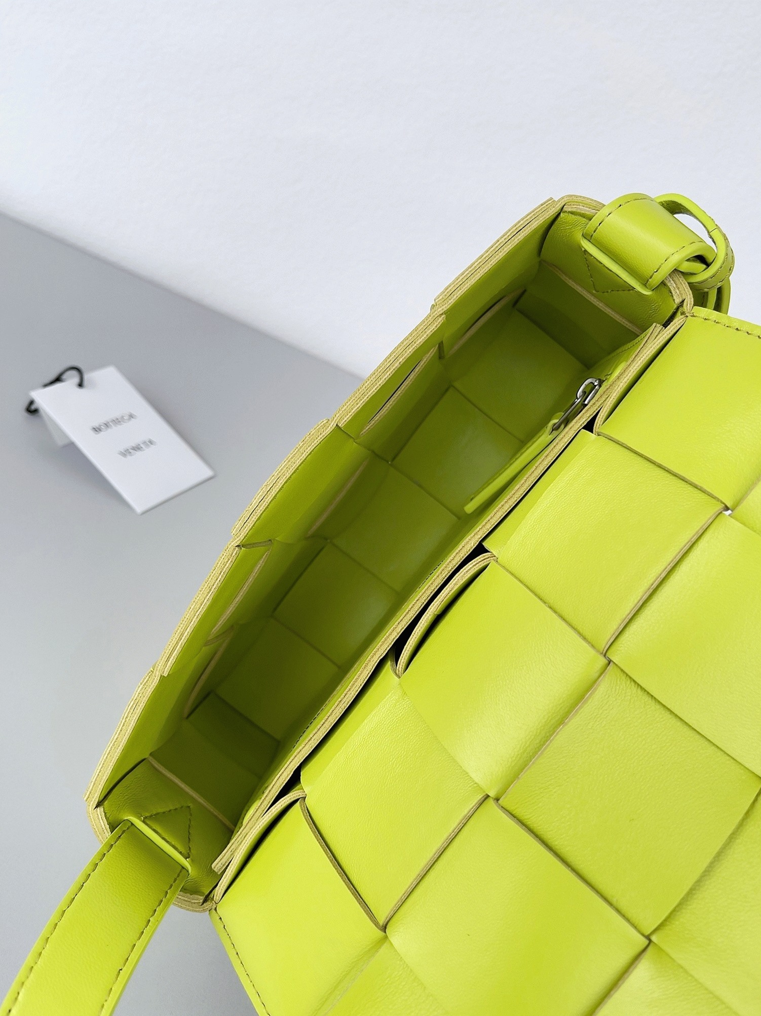 Top Quality Replica B0tt*ga Ven*ta Cassett Bag In Acid Kiwi