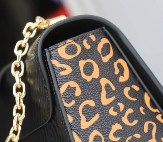 L0vis Vvtt0n Epi Leather Jungle Edition Twist MM Bag In Black