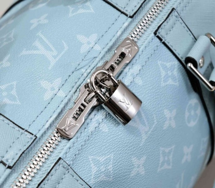 L0vis Vvtt0n Taiga Leather Keepall Bandouliere 50 Travel Bag In Miami Green
