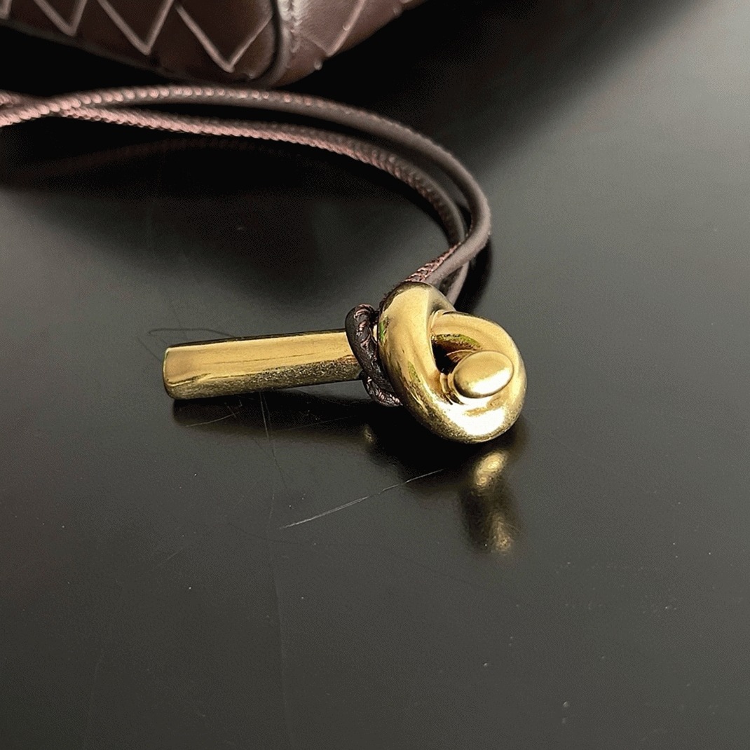 Replica B0tt*ga Ven*ta Andiamo Clutch with Handle Fondant Intrecciato Lambskin