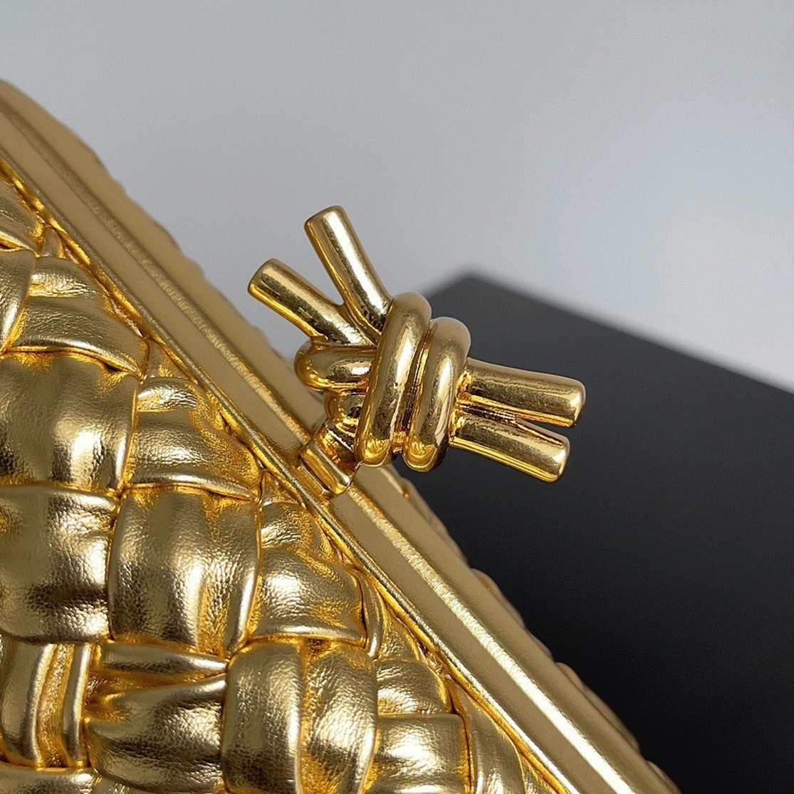 Fake B0tt*ga Ven*ta Knot Minaudiere Clutch Gold Intreccio