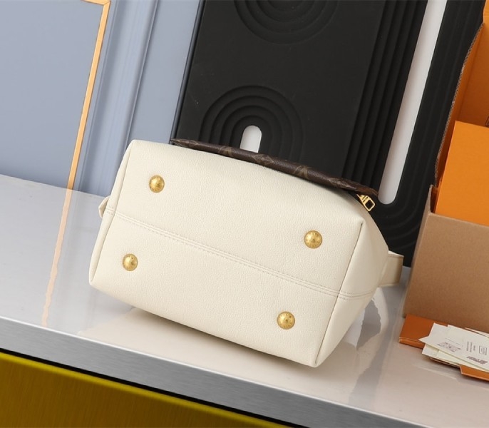 L0vis Vvtt0n Low Key MM Hobo In Quartz White