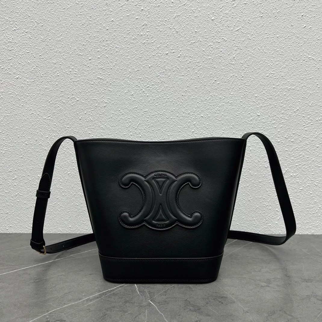 Top Quality Knockoff Ce1i*e Small Bucket Cuir Triomphe In Black Calfskin