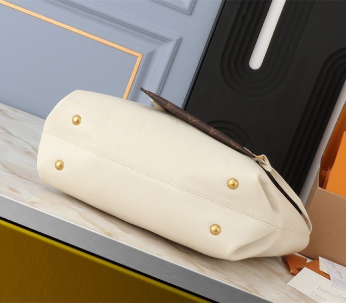 L0vis Vvtt0n Low Key Cabas MM Bag In Quartz White