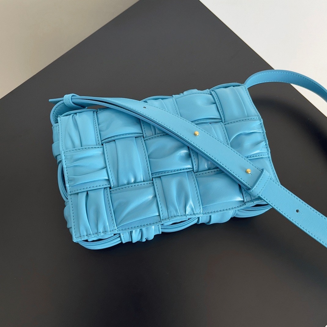 Top Quality B0tt*ga Ven*ta Cassette Bag In Pool Foulard Intreccio Calfskin