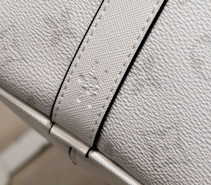 L0vis Vvtt0n Taiga Leather Keepall Bandouliere 50 Travel Bag In White