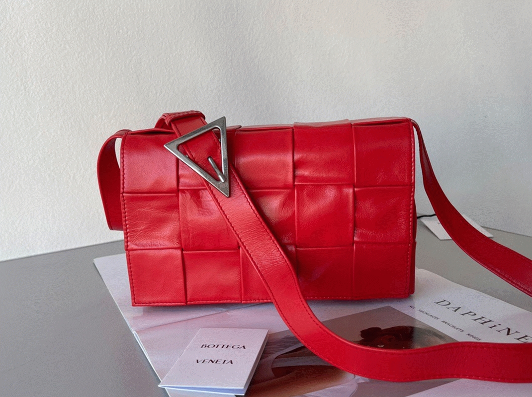 Top Quality Knockoff B0tt*ga Ven*ta Cassette Bag In Red